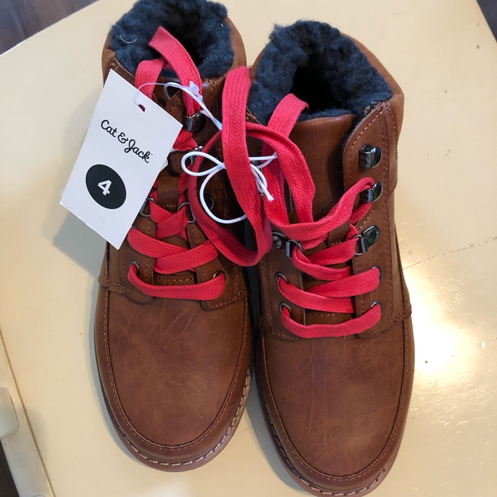New boots boys size 4